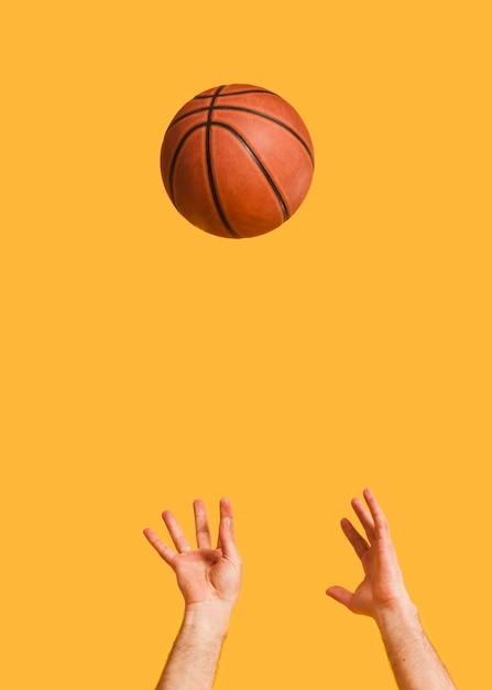 Foto vista frontal del baloncesto lanzado por un jugador masculino