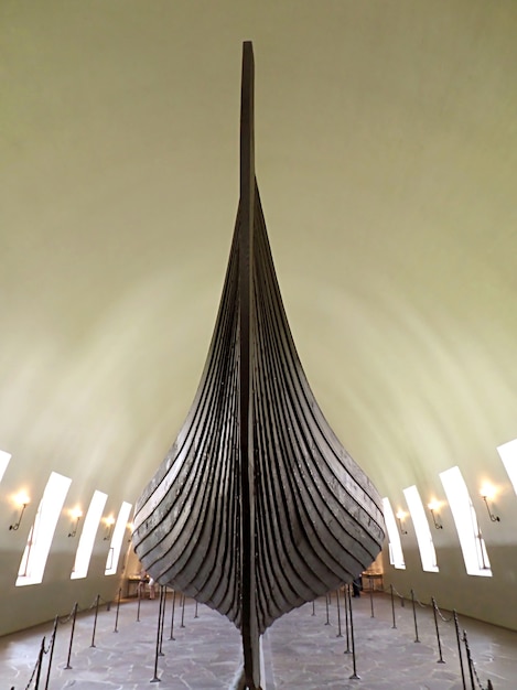 Vista frontal del barco oseberg un barco histórico exhibido en el museo de barcos vikingos en Oslo, Noruega