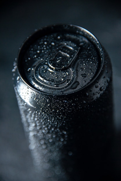 vista frontal bebida energética em lata na cor de fundo escuro refrigerante à noite escuridão foto bebida