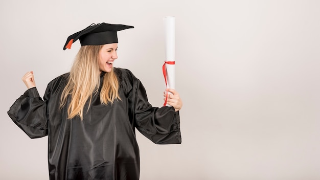 Foto vista frontal bela pós-graduação com espaço de cópia