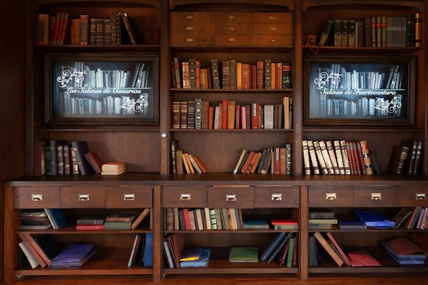 vista frontal de una bonita biblioteca