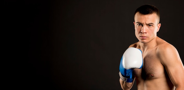 Foto vista frontal del boxeador masculino con espacio de copia