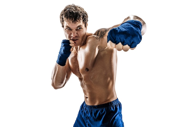 Foto vista frontal del boxeador masculino que entrena y practica sobre fondo blanco deporte estilo de vida saludable