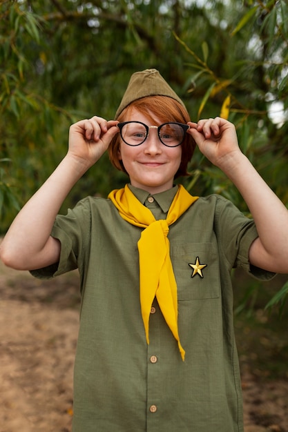 Vista frontal boy scout con gafas