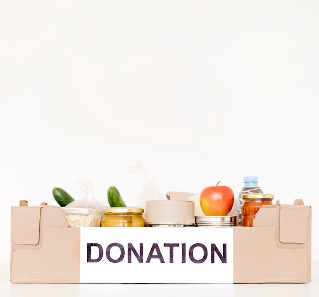Vista frontal de la caja de donación con comida y espacio de copia