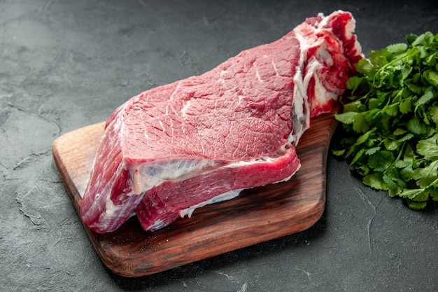 vista frontal carne crua fatiada com verduras na cor de fundo escuro comida carne churrasco cozinhar refeição açougueiro