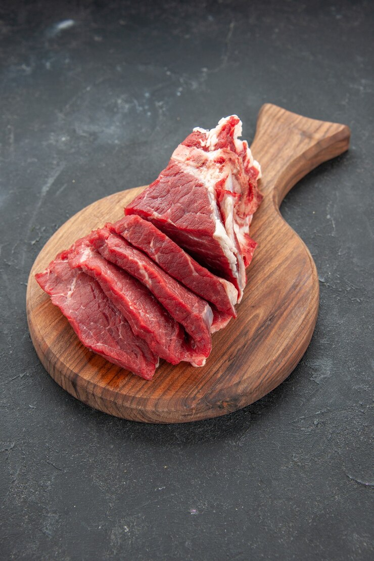 Vista frontal carne fresca en rodajas sobre fondo oscuro comida carne animal barbacoa carnicero cena comida