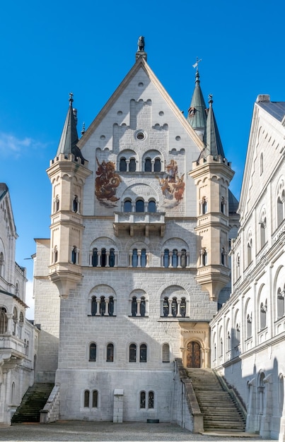 Vista frontal del castillo de Neuschwanstein en Alemania