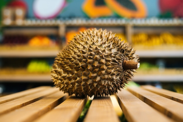 Vista frontal de cerca de lichi jugoso fresco de pie sobre un palet de madera en la sección de frutas y verduras