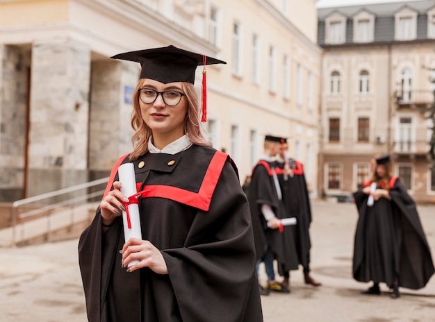 Foto vista frontal chica con diploma