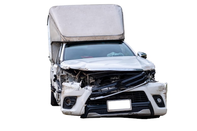 Vista frontal completa de la carrocería de un coche de reparto blanco dañado por accidente en la carretera coches dañados después de la colisión aislados en fondo blanco con camino de recorte