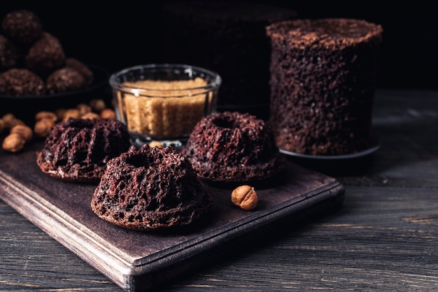 Vista frontal del concepto de deliciosas donas