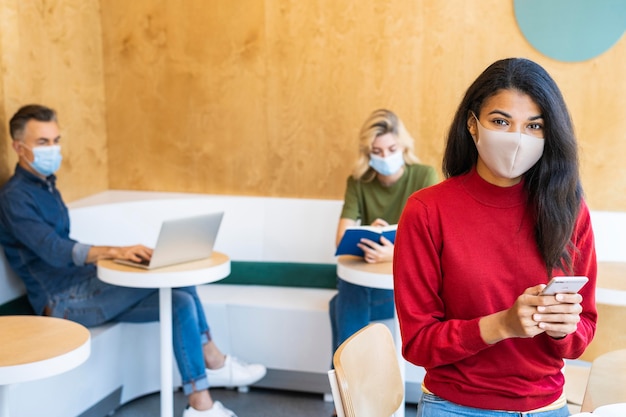 Vista frontal del concepto de distancia social