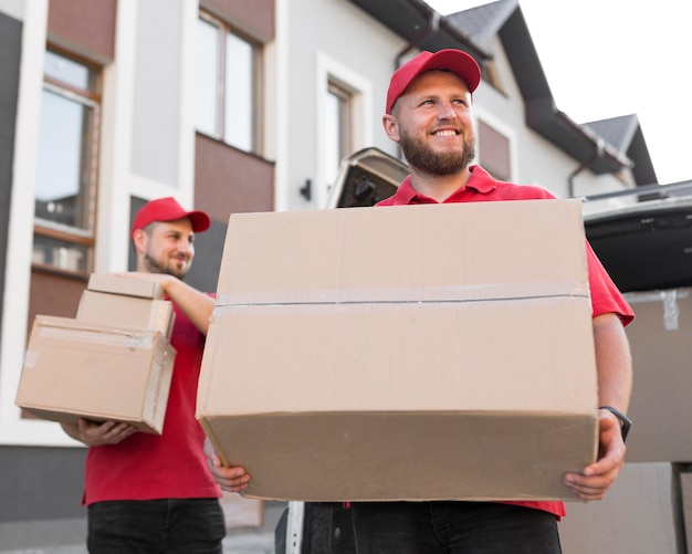 Foto vista frontal del concepto de hombre de entrega con espacio de copia