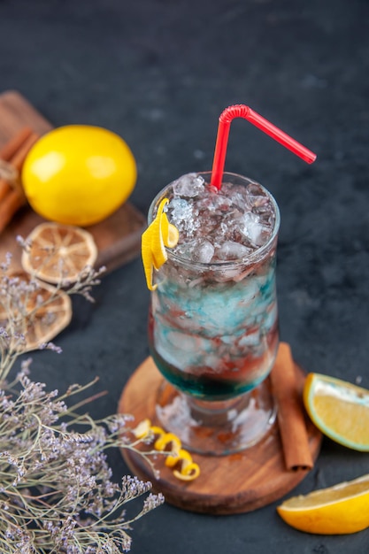 vista frontal coquetel de frutas com canudo e gelo no fundo escuro limonada verão bar festa beber suco de cor fresca gelo fresco