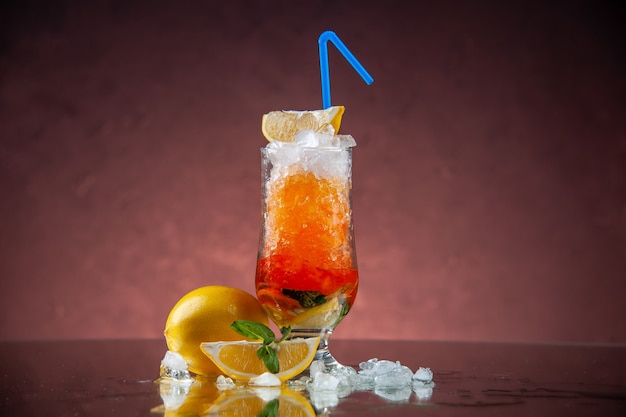 vista frontal coquetel legal de laranja com limão e gelo no fundo claro gelo bebida gelada cor limonada suco de barra