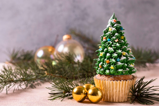 Vista frontal de cupcake con glaseado de árbol de navidad