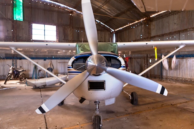 Vista frontal da aeronave dentro do hangar