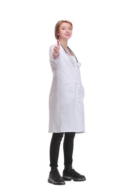 Vista frontal da atraente feliz sorridente médica médica enfermeira em pé com os braços cruzados