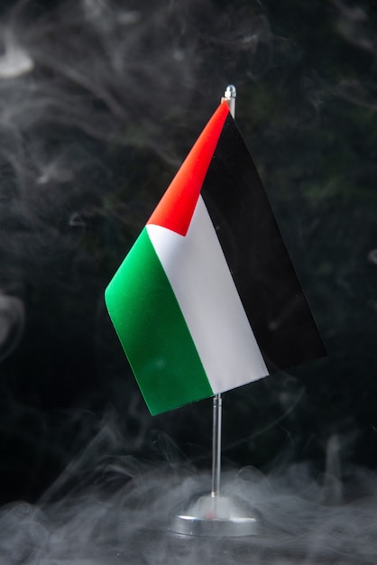 Vista frontal da bandeira da Palestina no preto