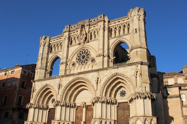 Vista frontal da Catedral de Cuenca (Espanha)