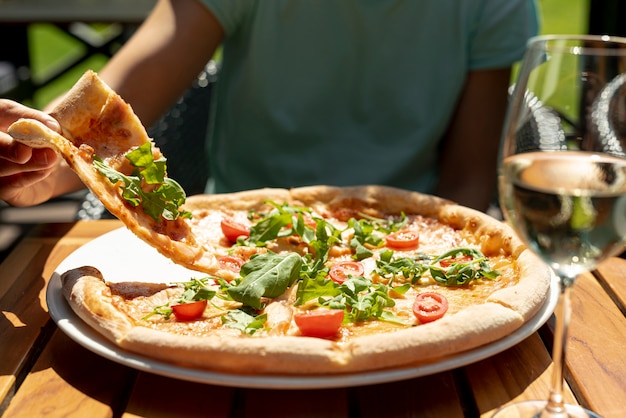 Foto vista frontal da deliciosa pizza na mesa de madeira