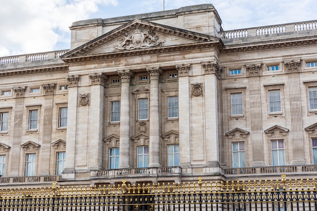 Vista frontal da fachada do palácio de buckingham em londres