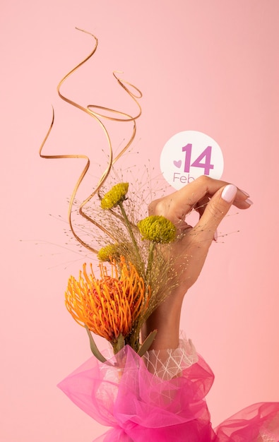 Foto vista frontal da mão de uma mulher com flores para o dia dos namorados