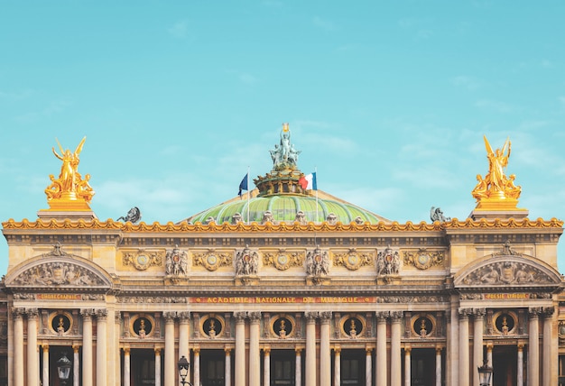 Vista frontal da Ópera Old Garnier em Paris