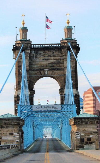 Foto vista frontal da ponte suspensa