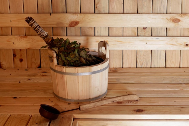 Vista frontal da sala de sauna finlandesa vazia Interior moderno da cabine de spa de madeira com vapor seco