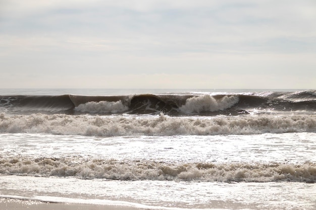 Vista frontal das ondas da praia. Um dia nublado.