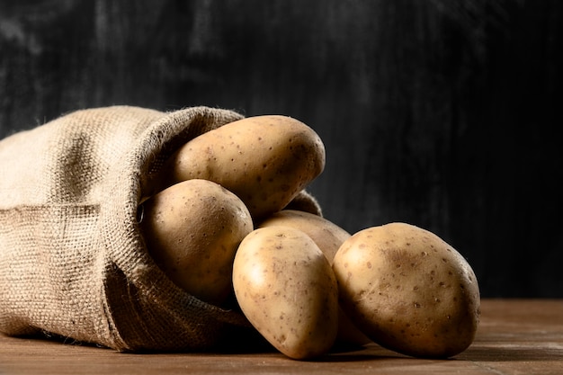 Foto vista frontal de batatas e saco de aniagem