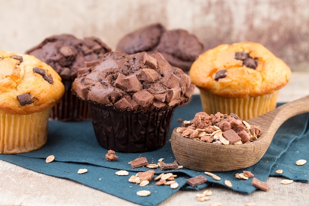 Vista frontal de muffins de chocolate