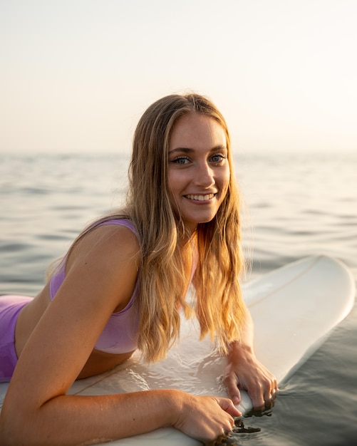 Foto vista frontal de mulher bonita na praia