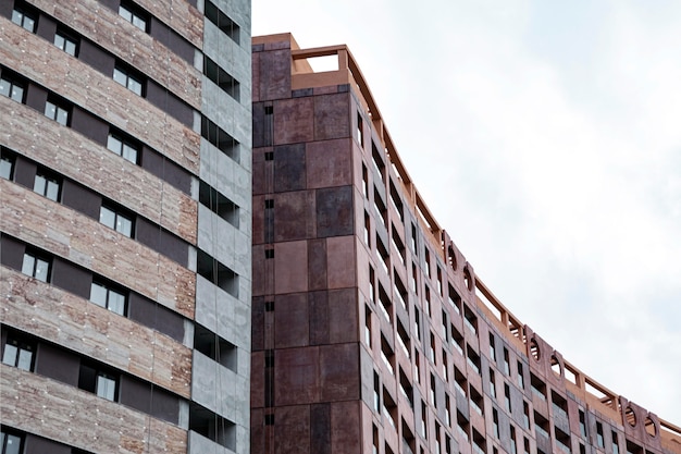 Vista frontal de prédios de apartamentos na cidade com espaço de cópia