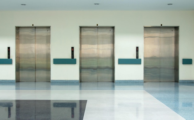 Foto vista frontal de três portas no elevador com portas fechadas