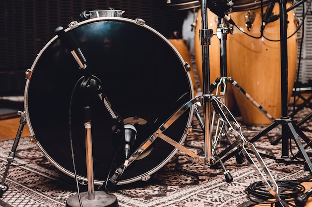 Vista frontal de um bumbo com microfones de gravação profissional em um estúdio de música