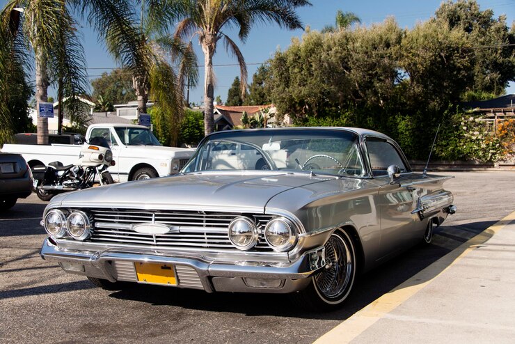 Foto vista frontal de um carro americano vintage clássico em um estacionamento na califórnia