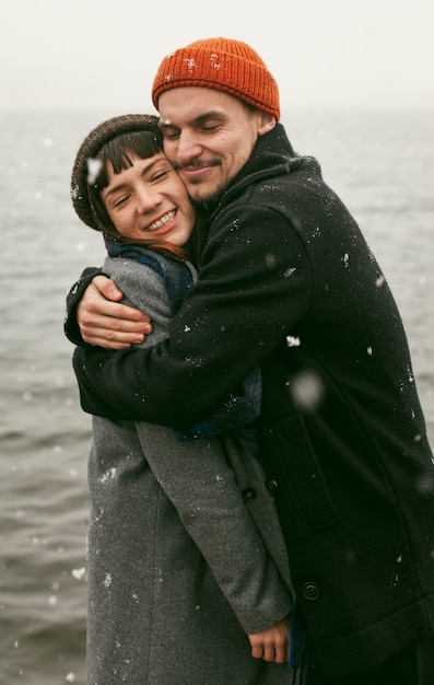 Vista frontal de um casal lindo e feliz