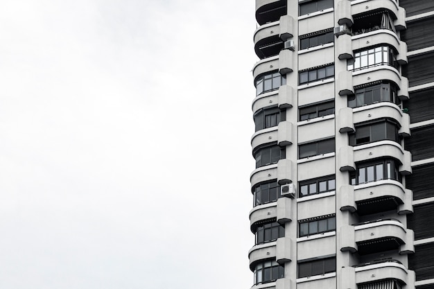 Foto vista frontal de um edifício de concreto na cidade com espaço de cópia
