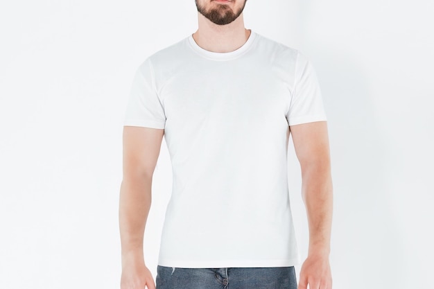 Vista frontal de um homem de camisola branca e calças jeans