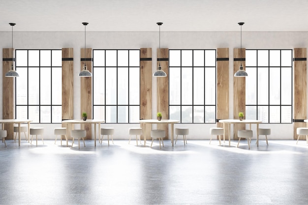 Vista frontal de um interior de café moderno com paredes e chão de concreto, persianas de madeira em janelas altas e mesas redondas com cadeiras.