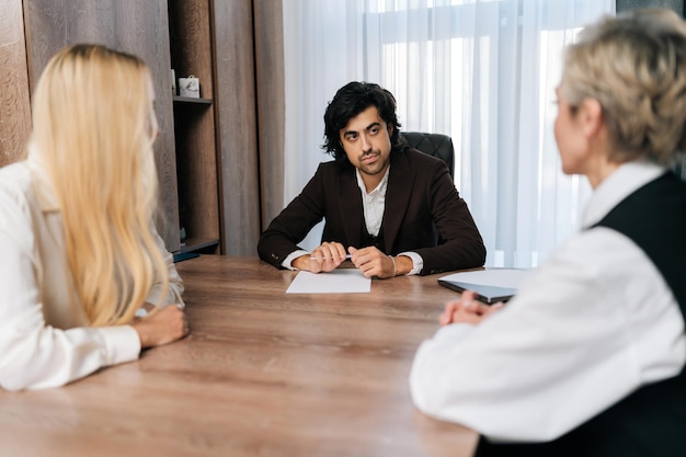 Vista frontal de um mentor masculino confiante ou gerente líder corporativo em terno se comunicando com os negócios