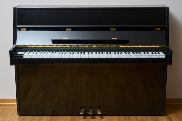 Vista frontal de um piano clássico tipo parede.
