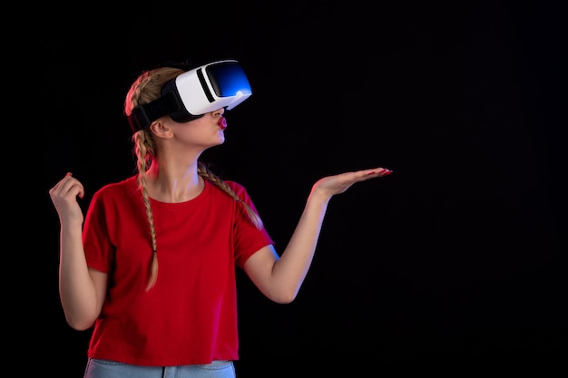 Vista frontal de uma linda mulher jogando VR em jogos de ultra-som de fantasia