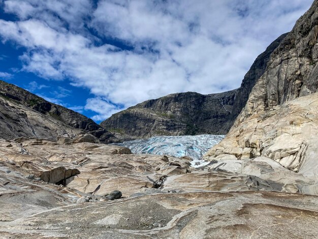 Foto vista frontal de uma língua de gelo azul de uma geleira