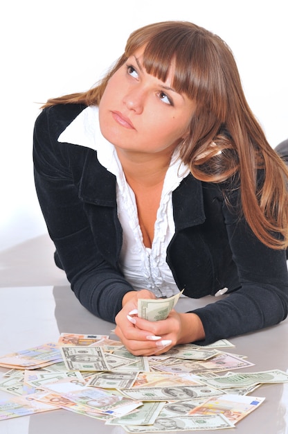 Foto vista frontal de uma mulher com dinheiro nas mãos