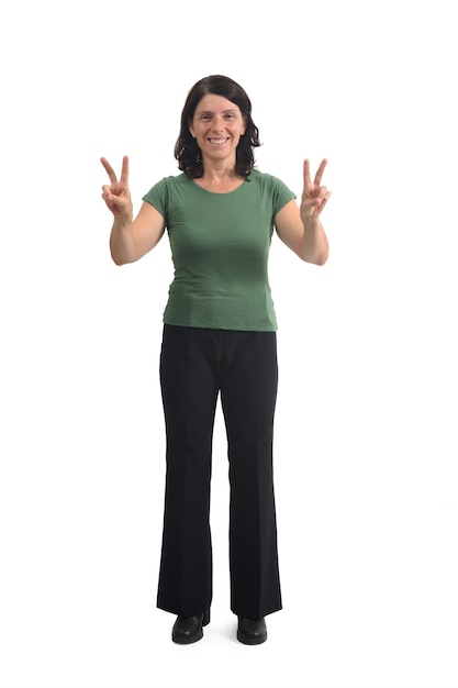 vista frontal de uma mulher levantando dois braços mostrando o sinal de vitória com seus dedos em fundo branco