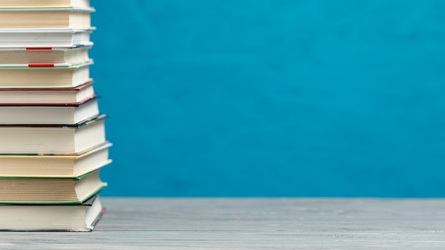 Vista frontal de uma pilha de livros com espaço para cópias